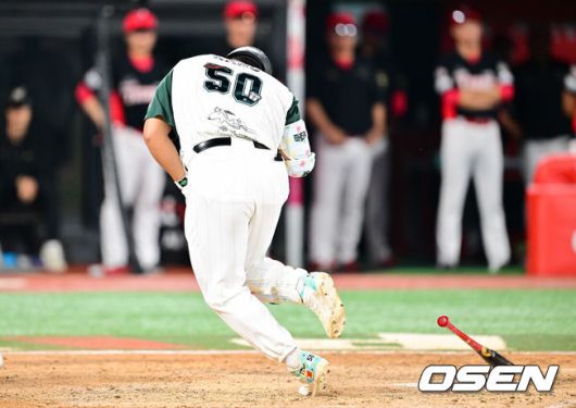 [OSEN=수원, 박준형 기자] 30일 오후 수원KT위즈파크에서 ‘2025 신한 SOL BANK KBO리그’ KT 위즈와 KIA 타이거즈의 경기가 진행됐다.이날 경기에 KT는 문용익(0승 0패)을, KIA는 올러(9승 5패)를 선발투수로 내세웠다. 5회말 1사 만루 대타 KT 강백호가 최지민의 투구에 맞고 있다.     2025.08.30 / soul1014@osen.co.kr