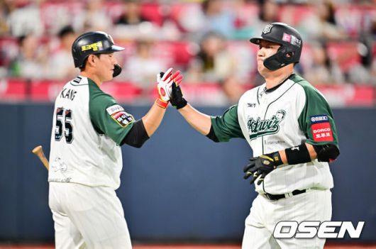 [OSEN=수원, 박준형 기자] 30일 오후 수원KT위즈파크에서 ‘2025 신한 SOL BANK KBO리그’ KT 위즈와 KIA 타이거즈의 경기가 진행됐다.이날 경기에 KT는 문용익(0승 0패)을, KIA는 올러(9승 5패)를 선발투수로 내세웠다. 4회말 KT 선두타자 장성우가 선취 솔로홈런을 날리고 후속타자 강현우와 하이파이브를 하고 있다.  2025.08.30 / soul1014@osen.co.kr