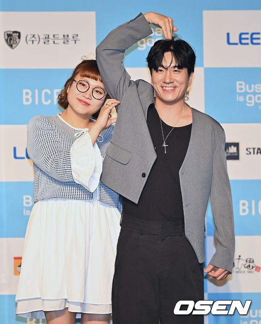 [OSEN=부산, 이석우 기자] 29일 부산  벡스코 오디토리움에서 제13회 부산국제코미디페스티벌(BICF) 개막식이 열렸다. 대한민국 최정상급 개그맨들과 9개국 해외 코미디언, 인기 유튜브 크리에이터들까지 100여명이 넘는 코미디언들을 만나볼 수 있다.개그콘서트 데프콘어때요(조수연, 신윤승) 팀이 블루카펫 행사에서 포즈를 취하고 있다. 2025.08.29 / foto0307@osen.co.kr