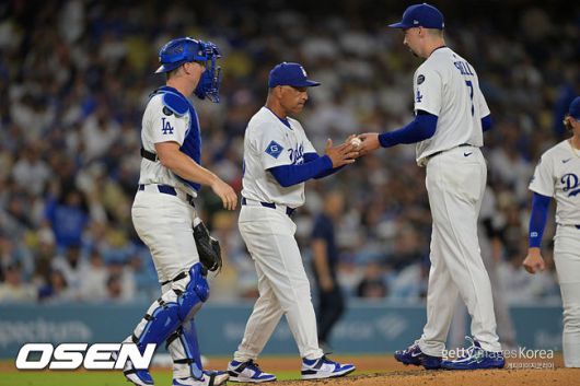 [사진] LA 다저스 데이브 로버츠 감독이 블레이크 스넬을 교체하고 있다. ⓒGettyimages(무단전재 및 재배포 금지)