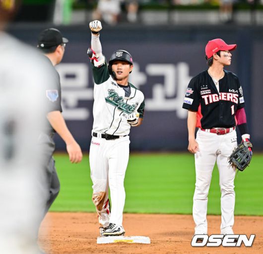 [OSEN=수원, 박준형 기자] 30일 오후 수원KT위즈파크에서 ‘2025 신한 SOL BANK KBO리그’ KT 위즈와 KIA 타이거즈의 경기가 진행됐다.이날 경기에 KT는 문용익(0승 0패)을, KIA는 올러(9승 5패)를 선발투수로 내세웠다. 5회말 1사 만루 KT 안치영이 2타점 적시 2루타를 날린뒤 세리머니를 하고 있다.    2025.08.30 / soul1014@osen.co.kr