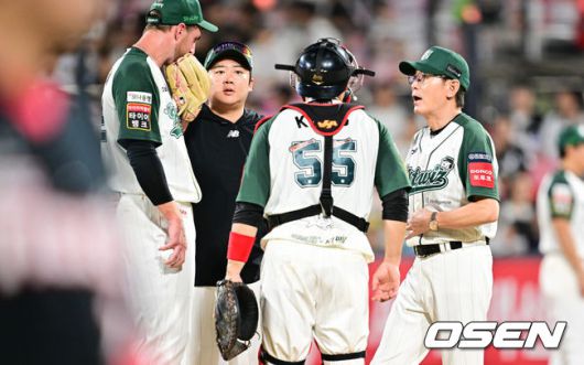 [OSEN=수원, 박준형 기자]  29일 오후 수원 KT위즈파크에서 ‘2025 신한 SOL BANK KBO리그’ KT 위즈와 KIA 타이거즈의 경기가 진행됐다.이날 경기에 KT는 패트릭을, KIA는 네일을 선발투수로 내세웠다. 5회초 1사 2,3루 KT 이강철 감독이 마운드 방문해 패트릭과 이야기를 나누고 있다   2025.08.29 / soul1014@osen.co.kr