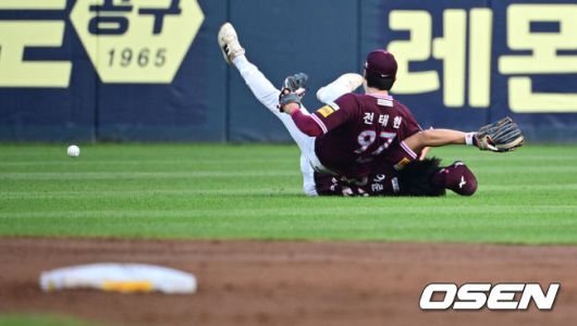 [OSEN=잠실, 조은정 기자]31일 오후 서울 잠실구장에서 ‘2025 신한 SOL Bank KBO리그’ LG 트윈스와 키움 히어로즈의 경기가 열렸다.홈팀 LG는 손주영, 방문팀 키움은 알칸타라를 선발로 내세웠다.2회말 LG 선두타자 문보경 2루타 때 키움 유격수 어준서, 좌익수 전태현이 충돌하고 있다. 2025.08.31 /cej@osen.co.kr