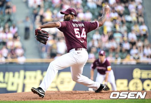 [OSEN=잠실, 조은정 기자]31일 오후 서울 잠실구장에서 ‘2025 신한 SOL Bank KBO리그’ LG 트윈스와 키움 히어로즈의 경기가 열렸다.홈팀 LG는 손주영, 방문팀 키움은 알칸타라를 선발로 내세웠다.1회말 키움 알칸타라가 역투하고 있다. 2025.08.31 /cej@osen.co.kr