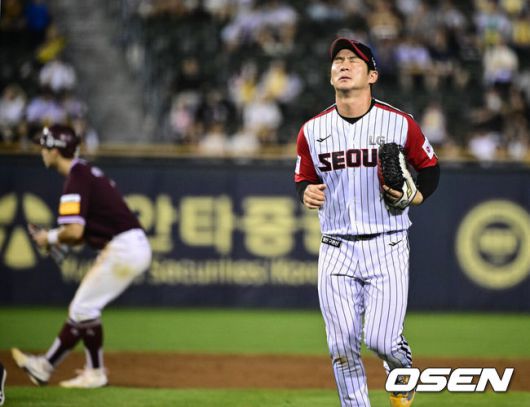 [OSEN=잠실, 조은정 기자]31일 오후 서울 잠실구장에서 ‘2025 신한 SOL Bank KBO리그’ LG 트윈스와 키움 히어로즈의 경기가 열렸다.홈팀 LG는 손주영, 방문팀 키움은 알칸타라를 선발로 내세웠다.9회초 실책을 범한 LG 오지환이 더그아웃으로 향하며 아쉬움을 드러내고 있다. 2025.08.31 /cej@osen.co.kr