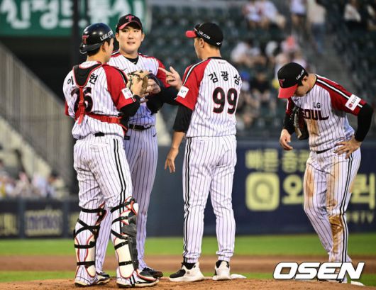 [OSEN=잠실, 조은정 기자]31일 오후 서울 잠실구장에서 ‘2025 신한 SOL Bank KBO리그’ LG 트윈스와 키움 히어로즈의 경기가 열렸다.홈팀 LG는 손주영, 방문팀 키움은 알칸타라를 선발로 내세웠다.4회초 1사 1,2루에 LG 김광삼 코치가 마운드에 올라 손주영과 대화를 하고 있다. 2025.08.31 /cej@osen.co.kr