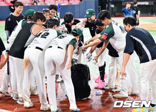 [OSEN=수원, 박준형 기자] 프로야구 KT 위즈가KIA 타이거즈를 꺾고 전날 패배를 설욕했다.KT는 30일 수원 KT위즈파크에서 열린 2025 KBO리그KIA와 경기에서 8-2로 승리했다.경기종료 후 데뷔 첫 선발승 거둔 KT 문용익이 동료들에게 축하 물세례를 받고 있다.   2025.08.30 / soul1014@osen.co.kr