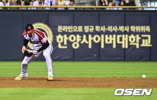[OSEN=잠실, 조은정 기자]31일 오후 서울 잠실구장에서 ‘2025 신한 SOL Bank KBO리그’ LG 트윈스와 키움 히어로즈의 경기가 열렸다.홈팀 LG는 손주영, 방문팀 키움은 알칸타라를 선발로 내세웠다.9회초 1사 1,2루 LG 유격수 오지환이 키움 김태진의 땅볼에 포구실책을 범하며 실점을 허용하고 있다. 2025.08.31 /cej@osen.co.kr