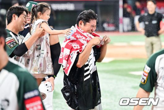 [OSEN=수원, 박준형 기자] 프로야구 KT 위즈가KIA 타이거즈를 꺾고 전날 패배를 설욕했다.KT는 30일 수원 KT위즈파크에서 열린 2025 KBO리그KIA와 경기에서 8-2로 승리했다.경기종료 후 데뷔 첫 선발승 거둔 KT 문용익이 우규민 딸에게 축하 물세례를 받고 있다.   2025.08.30 / soul1014@osen.co.kr