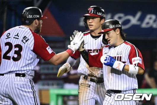 [OSEN=잠실, 조은정 기자]31일 오후 서울 잠실구장에서 ‘2025 신한 SOL Bank KBO리그’ LG 트윈스와 키움 히어로즈의 경기가 열렸다.홈팀 LG는 손주영, 방문팀 키움은 알칸타라를 선발로 내세웠다.8회말 무사 1,3루 LG 문성주의 2타점 2루타에 득점을 올린 박해민, 신민재가 오스틴의 축하를 받고 있다. 2025.08.31 /cej@osen.co.kr