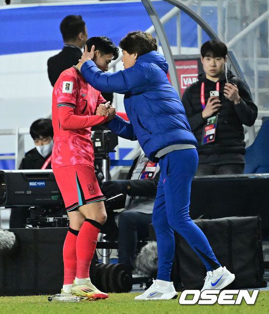 [OSEN=수원, 지형준 기자] 홍명보호가 이번에도 승리하지 못했다. 요르단과 아쉬운 무승부를 거두면서 3경기 연속 승점 1점을 추가하는 데만족해야 했다.홍명보 감독이이끄는 대한민국 축구대표팀은 25일 오후 8시 수원월드컵경기장에서 열린 2026 국제축구연맹(FIFA) 북중미 월드컵 아시아지역 3차 예선 B조 8차전에서 요르단과 1-1로 비겼다.이제 한국은 승점 16(4승 4무)으로 불안한 조 1위를 유지 중이다. 2위 요르단(승점 13), 한 경기 덜 치른 이라크(승점 12)와 격차가 크지 않다. 6월 A매치 결과에 따라 뒤집힐 가능성도 충분하다.후반 대한민국 홍명보 감독이 교체된 손흥민을 격려하고 있다. 2025.03.25 / jpnews@osen.co.kr