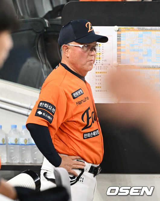 [OSEN=대전, 이대선 기자]8회말 한화 김경문 감독이 그라운드를 바라보고 있다. 2025.08.23 /sunday@osen.co.kr