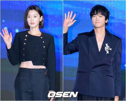 [OSEN=이대선 기자] 2일 서울 종로구 포시즌스 호텔 서울에서 디즈니+ 오리지널 시리즈 '북극성' 제작발표회가 열렸다.'북극성'은 유엔대사로서 국제적 명성을 쌓아온 '문주(전지현 분)'가 대통령 후보 피격 사건의 배후를 쫓는 가운데 그녀를 지켜야만 하는 국적불명의 특수요원 ‘산호(강동원 분)'와 함께 한반도를 위협하는 거대한 진실을 마주하는 이야기다.배우 강동원이 포토타임을 가지고 있다. 2025.09.02 /sunday@osen.co.kr