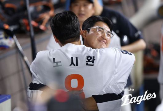 한화 노시환이 2일 대전 KIA전 5회 스리런 홈런을 친 뒤 채은성과 포옹하고 있다. /한화 이글스 제공