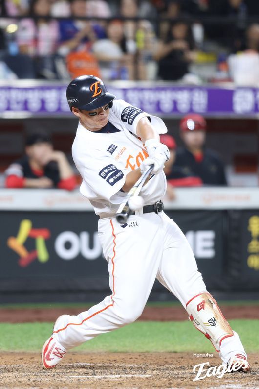 한화 노시환이 2일 대전 KIA전 5회 스리런 홈런을 치고 있다. /한화 이글스 제공