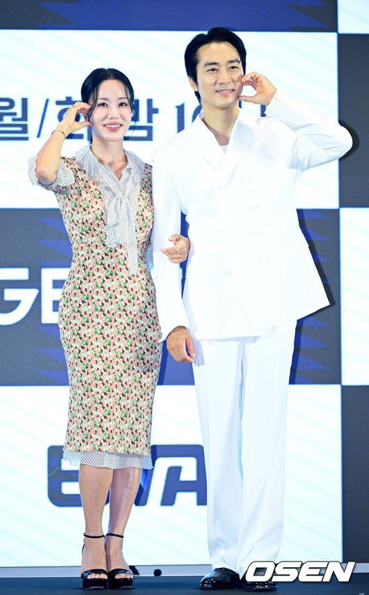 [OSEN=최규한 기자] 12일 오후 서울 신도림동 더 세인트에서 GENIE TV 오리지널 드라마 ‘금쪽같은 내 스타’ 제작발표회가 열렸다.‘금쪽같은 내 스타’는 대한민국 최고의 톱스타가 하루아침에 평범한 중년 여성이 된 후 펼쳐지는 눈물 콧물 휘날리는 세월 순삭 로맨틱 코미디다.배우 엄정화와 송승헌이 포토타임을 하고 있다. 2025.08.12 / draemer@osen.co.kr