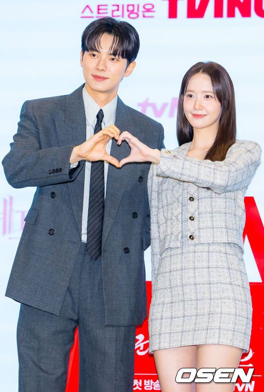 [OSEN=민경훈 기자]  19일 오후 서울 신도림 디큐브시티 내 더 세인트에서 tvN새 토일드라마‘폭군의 셰프’(연출 장태유) 제작발표회가 진행됐다.오는 23일 첫 방송 예정인 ‘폭군의 셰프’는 최고의 순간 과거로 타임슬립한 셰프(임윤아)가 최악의 폭군이자 절대 미각의 소유자인 왕을 만나며 벌어지는 서바이벌 판타지 로맨틱코미디 드라마이다.배우 이채민과 임윤아가 포즈를 취하고 있다. 2025.08.19 /rumi@osen.co.kr