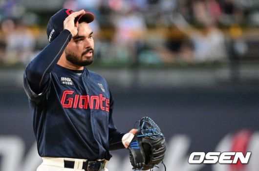 [OSEN=수원, 조은정 기자]3일 오후 수원KT위즈파크에서 ‘2025 신한 SOL BANK KBO리그’ KT 위즈와 롯데 자이언츠의 경기가 진행됐다.이날 경기에 KT는 헤이수스, 롯데는 감보아를 선발투수로 내세웠다. 1회말 롯데 감보아가 계속되는 볼넷에 힘겨워하고 있다. 2025.09.03 /cej@osen.co.kr