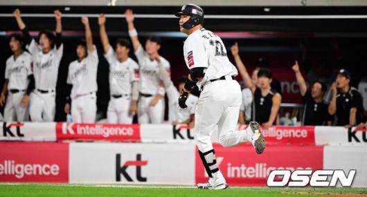 [OSEN=수원, 조은정 기자]3일 오후 수원KT위즈파크에서 ‘2025 신한 SOL BANK KBO리그’ KT 위즈와 롯데 자이언츠의 경기가 진행됐다.이날 경기에 KT는 헤이수스, 롯데는 감보아를 선발투수로 내세웠다. 6회말 2사 2루 KT 장성우가 투런 홈런을 날리고 있다. 2025.09.03 /cej@osen.co.kr