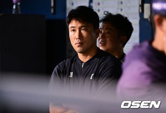 [OSEN=잠실, 박준형 기자] 19일 오후 서울 잠실구장에서 ‘2025 신한 SOL BANK KBO리그’ LG 트윈스와 롯데 자이언츠의 경기가 진행됐다.이날 LG는 톨허스트를, 롯데는 벨라스케즈를 선발투수로 내세웠다.4주 재활 소견 왼쪽 햄스트링 부상 당한 롯데 전준우가 더그아웃에서 동료들을 응원하고 있다.    2025.08.19 / soul1014@osen.co.kr