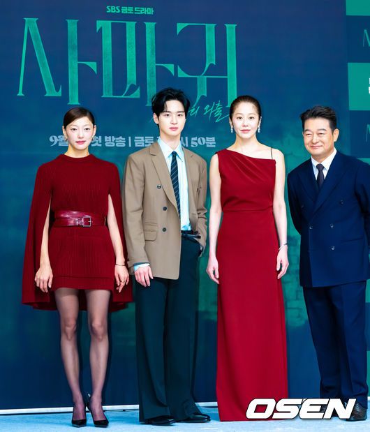 [OSEN=박준형 기자]  4일 오후 서울 목동 SBS 사옥에서 SBS 금토드라마 ‘사마귀: 살인자의 외출’ 제작발표회가 진행됐다.   배우 고현정과 장동윤이 출연하는 드라마 ‘사마귀: 살인자의 외출’은 잔혹한 연쇄살인마 ‘사마귀’가 잡힌 지 20여 년이 지나 모방범죄가 발생하고, 이 사건 해결을 위해 한 형사가 평생 증오한 ‘사마귀’인 엄마와 예상 못한 공조수사를 펼치며 벌어지는 고밀도 범죄 스릴러다.배우 이엘과 장동윤, 고현정, 조성하가 포즈를 취하고 있다.   2025.09.04 / soul1014@osen.co.kr