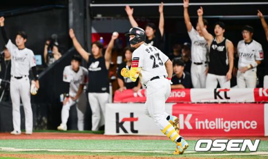 [OSEN=수원, 박준형 기자]  4일 오후 수원 KT 위즈 파크에서 ‘2025 신한 SOL BANK KBO리그’ KT 위즈와 LG 트윈스의 경기가 진행됐다. 이날 경기 KT는 문용익을, LG는 송승기를 선발투수로 내세웠다.7회말 무사 1루 KT 안현민이 2점 홈런을 날리고 베이스를 돌고 있다.  2025.09.04 / soul1014@osen.co.kr