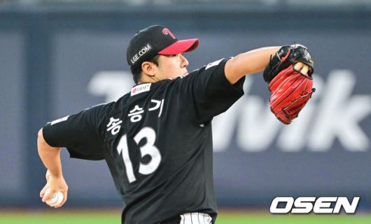 [OSEN=박준형 기자]  4일 오후 수원 KT 위즈 파크에서 ‘2025 신한 SOL BANK KBO리그’ KT 위즈와 LG 트윈스의 경기가 진행됐다. 이날 경기 KT는 문용익을, LG는 송승기를 선발투수로 내세웠다.1회말 LG 선발투수 송승기가 역투하고 있다.  2025.09.04 / soul1014@osen.co.kr