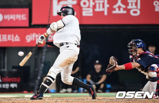 [OSEN=수원, 조은정 기자]3일 오후 수원KT위즈파크에서 ‘2025 신한 SOL BANK KBO리그’ KT 위즈와 롯데 자이언츠의 경기가 진행됐다.이날 경기에 KT는 헤이수스, 롯데는 감보아를 선발투수로 내세웠다. 4회말 1사 KT 허경민이 안타를 날리고 있다. 개인 통산 8시즌 연속 100안타 기록. 2025.09.03 /cej@osen.co.kr