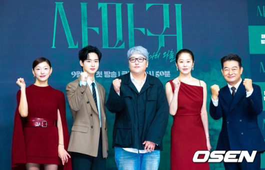 [OSEN=박준형 기자]  4일 오후 서울 목동 SBS 사옥에서 SBS 금토드라마 ‘사마귀: 살인자의 외출’ 제작발표회가 진행됐다.   배우 고현정과 장동윤이 출연하는 드라마 ‘사마귀: 살인자의 외출’은 잔혹한 연쇄살인마 ‘사마귀’가 잡힌 지 20여 년이 지나 모방범죄가 발생하고, 이 사건 해결을 위해 한 형사가 평생 증오한 ‘사마귀’인 엄마와 예상 못한 공조수사를 펼치며 벌어지는 고밀도 범죄 스릴러다.출연배우들과 변영주 감독이 포즈를 취하고 있다.  2025.09.04 / soul1014@osen.co.kr