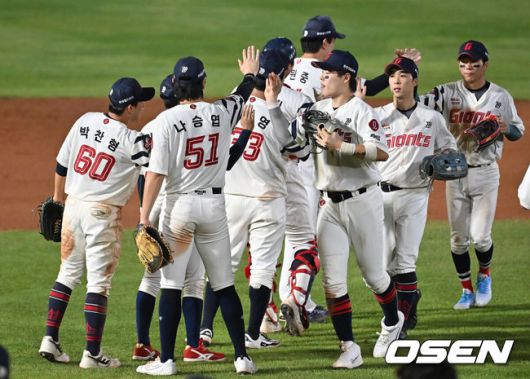 [OSEN=부산, 이석우 기자] 26일 부산 사직야구장에서 2025 신한 SOL 뱅크 KBO 리그 롯데 자이언츠와 KT 위즈의 경기가 열렸다. 홈팀 롯데는 나균안이, 방문팀 KT는 오원석이 선발 출전했다.롯데 자이언츠 선수들이 KT 위즈에 4-3으로 승리한 후 기쁨을 나누고 있다. 2025.08.26 / foto0307@osen.co.kr