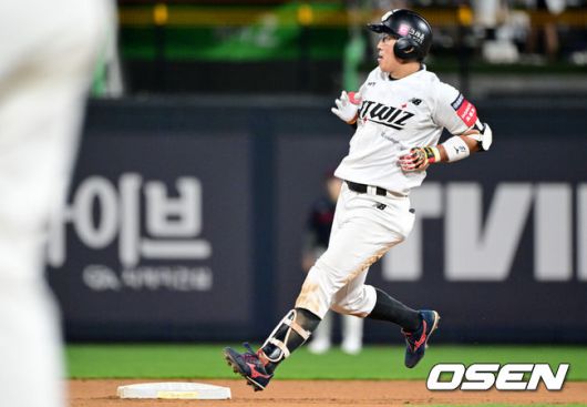 [OSEN=수원, 조은정 기자]3일 오후 수원KT위즈파크에서 ‘2025 신한 SOL BANK KBO리그’ KT 위즈와 롯데 자이언츠의 경기가 진행됐다.이날 경기에 KT는 헤이수스, 롯데는 감보아를 선발투수로 내세웠다. 6회말 1사 KT 허경민이 2루타로 출루하고 있다. 2025.09.03 /cej@osen.co.kr