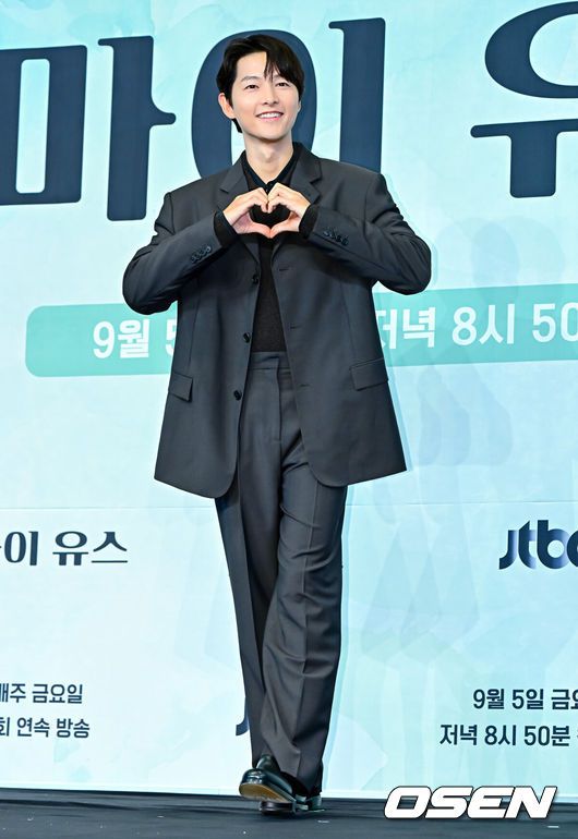 [OSEN=지형준 기자] 4일 오후 서울 구로구 신도림동 더링크서울 호텔에서 JTBC새 금요시리즈‘마이 유스’ 제작발표회가 열렸다.오는5일첫 방송되는‘마이 유스’(극본 박시현,연출 이상엽·고혜진)는 남들보다 늦게 평범한 삶을 시작한 선우해(송중기 분)와 뜻하지 않게 첫사랑의 평온을 깨뜨려야 하는 성제연(천우희 분)의 감성 로맨스를 그린다.배우 송중기가 포토타임을 하고 있다. 2025.09.04 /jpnews@osen.co.kr