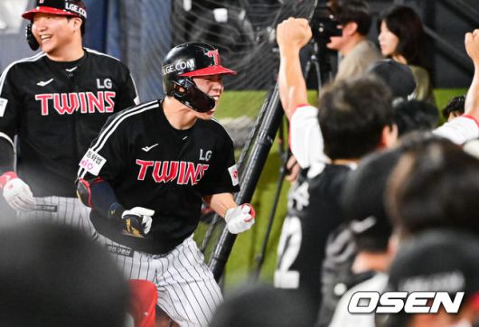 [OSEN=수원, 박준형 기자]  4일 오후 수원 KT 위즈 파크에서 ‘2025 신한 SOL BANK KBO리그’ KT 위즈와 LG 트윈스의 경기가 진행됐다. 이날 경기 KT는 문용익을, LG는 송승기를 선발투수로 내세웠다.8회초 1사 만루 LG 문성주가 역전 만루홈런을 날리고 환호하고 있다.   2025.09.04 / soul1014@osen.co.kr