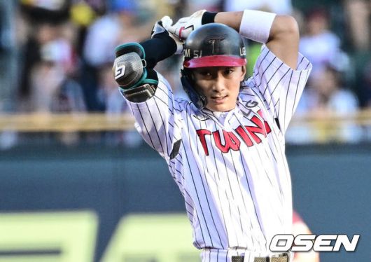 [OSEN=잠실, 조은정 기자]30일 오후 서울 잠실구장에서 ‘2025 신한 SOL Bank KBO리그’ LG 트윈스와 키움 히어로즈의 경기가 열렸다.홈팀 LG는 톨허스트, 방문팀 키움은 박정훈을 선발로 내세웠다.1회말 LG 선두타자 신민재가 2루타 세리머니를 하고 있다. 2025.08.30 /cej@osen.co.kr
