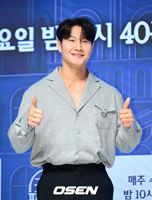 [OSEN=김성락 기자] 4일 오전 서울 강남구 엘리에나 호텔에서 Mnet '커플팰리스2' 제작발표회가 열렸다. 완벽한 결혼 상대를 찾는 싱글남녀들을 위한 대규모 커플 매칭 서바이벌로, ‘결혼정보회사(결정사)’ 못지않은 극사실적 매칭 시스템을 통해 평생을 함께하고 싶은 동반자를 찾는 스토리를 담아낸다.가수 김종국이 포즈를 취하고 있다. 2025.02.04 / ksl0919@osen.co.kr