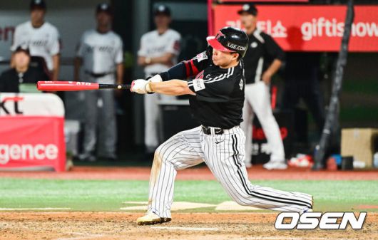 [OSEN=수원, 박준형 기자]  4일 오후 수원 KT 위즈 파크에서 ‘2025 신한 SOL BANK KBO리그’ KT 위즈와 LG 트윈스의 경기가 진행됐다. 이날 경기 KT는 문용익을, LG는 송승기를 선발투수로 내세웠다.8회초 1사 만루 LG 문성주가 역전 만루홈런을 날리고 있다.  2025.09.04 / soul1014@osen.co.kr
