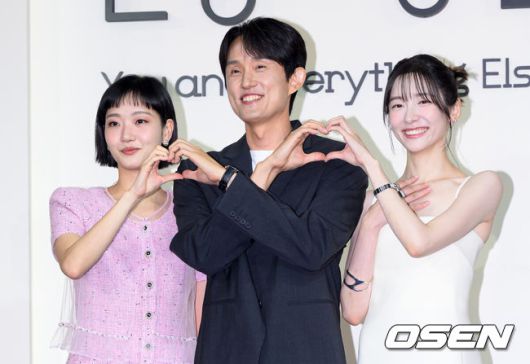 [OSEN=이대선 기자] 5일 서울 중구 엠베서더 서울 풀만 호텔에서 넷플릭스 시리즈 '은중과 상연' 제작발표회가 열렸다. '은중과 상연'은 매 순간 서로를 가장 좋아하고 동경하며, 또 질투하고 미워하며 일생에 걸쳐 얽히고설킨 두 친구, 은중과 상연의 모든 시간들을 마주하는 이야기를 그린 넷플릭스 시리즈다. 배우 김고은, 조영민 감독, 박지현이 포토타임을 가지고 있다. 2025.09.05 /sunday@osen.co.kr