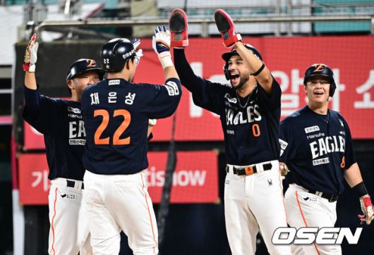 [OSEN=수원, 조은정 기자] 9회초 무사 만루 한화 채은성이 만루 홈런을 날린 뒤 리베라토를 비롯한 주자들의 축하를 받고 있다. 2025.07.20 /cej@osen.co.kr