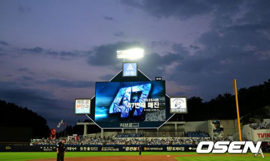 [OSEN=대구, 최규한 기자] 5일 대구삼성라이온즈파크에서 ‘2025 신한 SOL Bank KBO리그’ 삼성 라이온즈와 키움 히어로즈의 경기가 열렸다.홈팀 삼성은 최원태, 방문팀 키움은 정현우를 선발로 내세웠다.전광판에 대구삼성라이온즈파크 47번째 매진 안내 문구가 뜨고 있다. 2025.09.05 / dreamer@osen.co.kr
