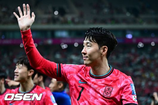 [OSEN=상암, 조은정 기자]대한민국 대표팀이 무려 15년 만에 패배 없이 최종예선을 마무리했다.홍명보 감독이 이끄는 대한민국축구 국가대표팀은 10일 서울월드컵경기장에서 열린2026 국제축구연맹(FIFA) 북중미 월드컵 아시아지역 최종예선 3차 예선 B조 10차전에서 쿠웨이트와 맞붙어 4-0으로 대승했다.대표팀손흥민이 관중을 향해 인사를 하고 있다. 2025.06.10 /cej@osen.co.kr