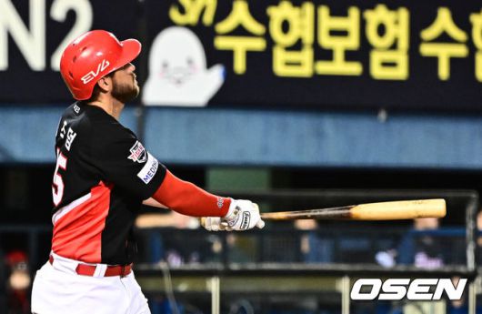 [OSEN=잠실, 지형준 기자] 16일 서울 잠실구장에서 ‘2025 신한 SOL Bank KBO리그’ 두산 베어스와 KIA 타이거즈의 경기가 열렸다.두산은 최승용, KIA는 이의리를 선발로 내세웠다.9회말 1사에서 KIA 위즈덤이 동점 좌월 솔로포를 날리고 있다. 2025.08.16. / jpnews@osen.co.kr