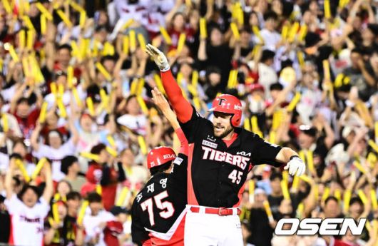 [OSEN=잠실, 지형준 기자] 16일 서울 잠실구장에서 ‘2025 신한 SOL Bank KBO리그’ 두산 베어스와 KIA 타이거즈의 경기가 열렸다.두산은 최승용, KIA는 이의리를 선발로 내세웠다.9회말 1사에서 KIA 위즈덤이 동점 좌월 솔로포를 날리며 기뻐하고 있다. 2025.08.16. / jpnews@osen.co.kr