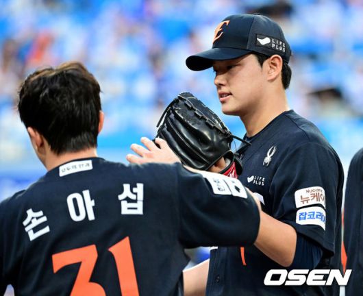 [OSEN=대구, 최규한 기자] 6일 대구삼성라이온즈파크에서 ‘2025 신한 SOL Bank KBO리그’ 삼성 라이온즈와 한화 이글스의 경기가 열렸다.홈팀 삼성은 이승현, 방문팀 한화는 문동주를 선발로 내세웠다.4회말 삼성 공격을 무실점으로 막아낸 한화 선발 문동주가 더그아웃으로 향하며 동료들과 인사를 나누고 있다. 2025.09.06 / dreamer@osen.co.kr