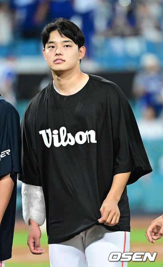 [OSEN=대구, 최규한 기자] 프로야구 한화 이글스가 선발 문동주의 호투와 타선의 응집력이 빛나며 삼성을 잡아냈다.한화는 6일 대구삼성라이온즈파크에서 열린 삼성 라이온즈와의 방문 경기에서 7-4로 승리했다. 이날 승리로 한화는 지난달 대전 홈 3연전 싹쓸이 패배의 악몽을 씻어내며 분위기 반전에 성공했다. 경기를 마치고 한화 승리투수 문동주가 팬들에게 인사하고 있다. 2025.09.06 / dreamer@osen.co.kr