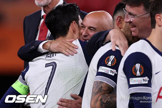 [사진] 손흥민과 레비 회장 ⓒGettyimages(무단전재 및 재배포 금지)