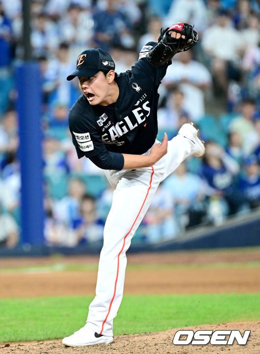 [OSEN=대구, 최규한 기자] 6일 대구삼성라이온즈파크에서 ‘2025 신한 SOL Bank KBO리그’ 삼성 라이온즈와 한화 이글스의 경기가 열렸다.홈팀 삼성은 이승현, 방문팀 한화는 문동주를 선발로 내세웠다.6회말 한화 선발 문동주가 힘차게 공을 뿌리고 있다. 2025.09.06 / dreamer@osen.co.kr