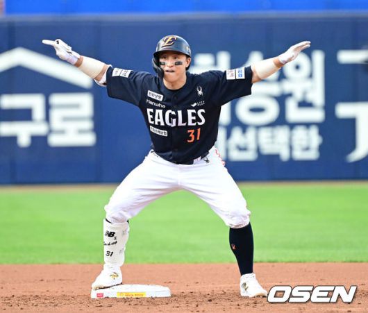 [OSEN=대구, 최규한 기자] 6일 대구삼성라이온즈파크에서 ‘2025 신한 SOL Bank KBO리그’ 삼성 라이온즈와 한화 이글스의 경기가 열렸다.홈팀 삼성은 이승현, 방문팀 한화는 문동주를 선발로 내세웠다.2회초 무사 만루 상황 한화 손아섭이 달아나는 2타점 2루타를 날리고 2루에 안착해 기뻐하고 있다. 2025.09.06 / dreamer@osen.co.kr