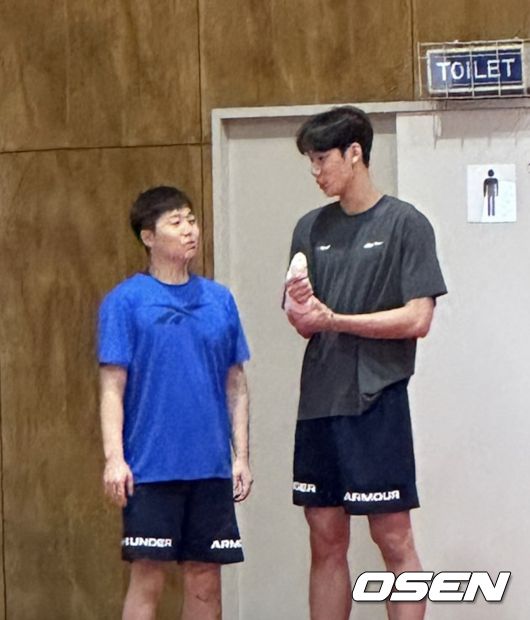 [사진] 오른손목에 미세골절상을 입은 이원석