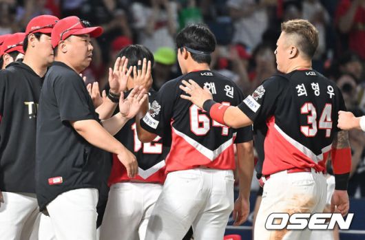 [OSEN=창원, 이석우 기자] 6일 창원NC파크에서 2025 신한 SOL 뱅크 KBO 리그 NC 다이노스와 KIA 타이거즈의 경기가 열렸다. 홈팀 NC는 라일리가, 방문팀 KIA는 올러가 선발 출전했다. KIA 타이거즈 이범호 감독이 NC 다이노스에 8-4로 승리, 4연패 탈출하고 최형우와 하이파이브를 하고 있다. 2025.09.06 / foto0307@osen.co.kr