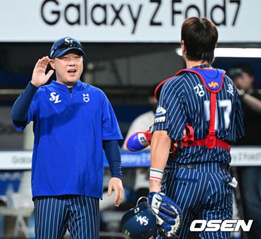 [OSEN=대구, 최규한 기자] 프로야구 삼성 라이온즈가 한화 이글스를 꺾고 전날 패배를 설욕했다.삼성은 7일 대구삼성라이온즈파크에서 열린 한화와의 홈경기에서 4-3으로 승리했다. 이로써 삼성은 지난 6일 한화에 4-7로 덜미를 잡힌 아쉬움을 씻어냈다. 삼성 강민호는 프로야구 역대 포수 최초로 개인 통산 350홈런 시대를 열었고 김재윤은 개인 통산 190세이브를 달성했다.경기를 마치고 승리한 삼성 강민호와 박진만 감독이 인사를 나누고 있다. 2025.09.06 / dreamer@osen.co.kr